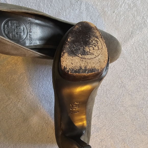 Tory Burch: Gray Suede Pumps - Sz 7.5 - Picture 6 of 6